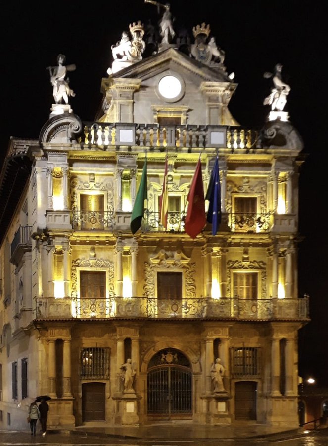 Ayuntamiento de Pamplona iluminado en la campaña de 2020